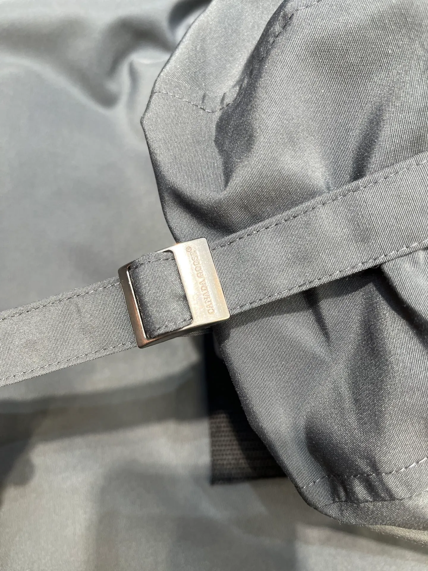 P840 𝘾𝘼𝙉𝘼𝘿𝘼 𝙂𝙊𝙊𝙎𝙀Big Goose 13# The design of Big Goose 13 is simple and elegant, a little longer than the 08 model, more suitable for men and suitable for business people. This down jacket is popular for its simple design, which is not only practical but also has a certain sense of fashion. In terms of applicability, the Daye 13 model provides good thermal insulation performance. Its thermal insulation coefficient is level 5, which can provide enough warmth and is suitable for wearing in cold environments. In addition, the Daye 13 model also has a high cost performance. Compared with other models, it provides a better balance between price and performance, making it more competitive in the market.  size：xs-xxl